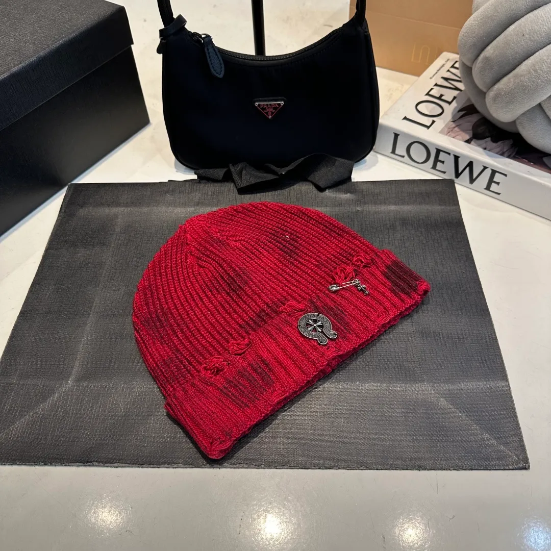 P60 Crow Heart Autumn and Winter Wool Knitted Beanie This must be the favorite of minimalism. It is clean, neat, fashionable and versatile, and will definitely not be picky about your face shape! A fashionable classic that lasts forever! Fashionable black and white can be purchased together